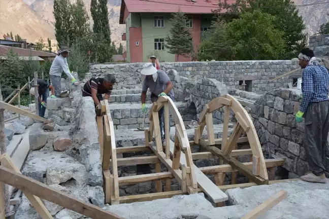 Hakkari'de Zeynel Bey Medresesi'nin Restorasyonu Devam Ediyor