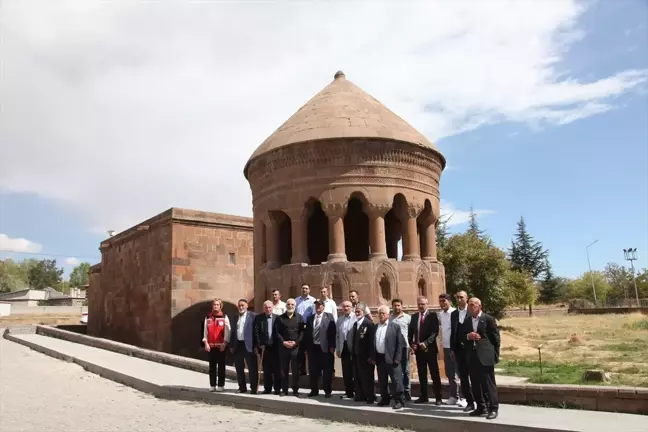 Bitlis'te Gaziler Ahlat'ın Tarihi Güzelliklerini Gezdi