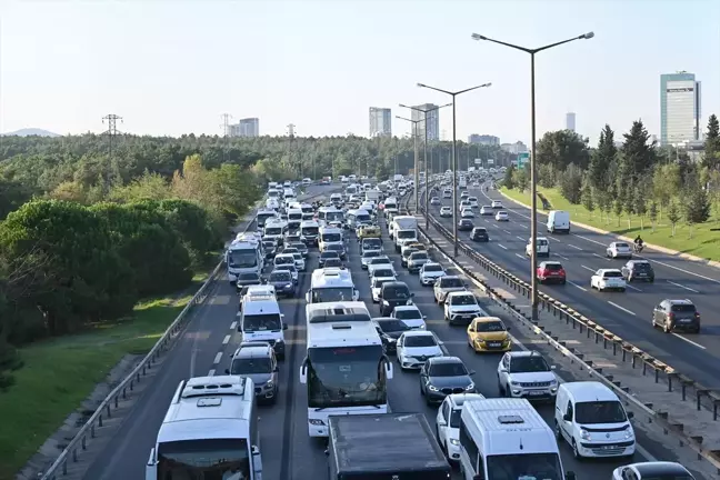 İstanbul'da Trafik Yoğunluğu Artıyor