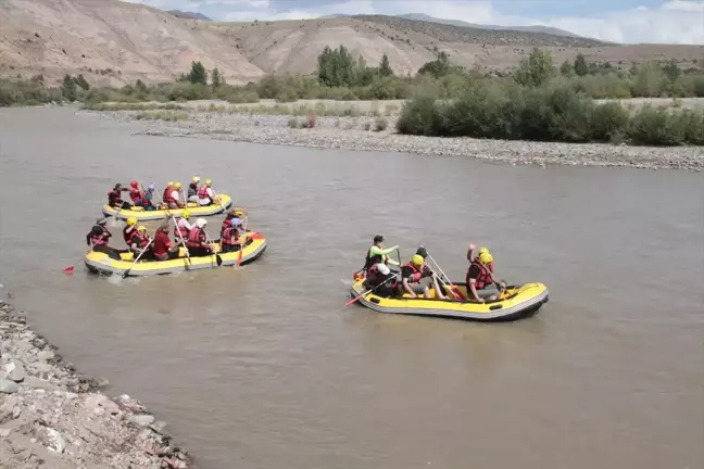 Erzincan'da Gazilerle Rafting Etkinliği: 50 Metrelik Türk Bayrağı Açıldı