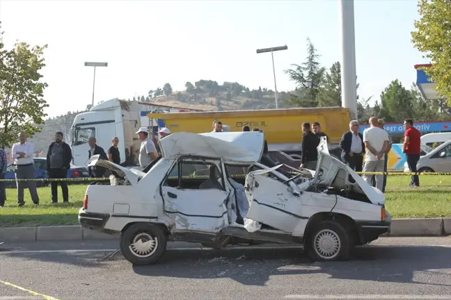 Kütahya'da Otomobil ile Servis Otobüsü Çarpıştı: 1 Ölü