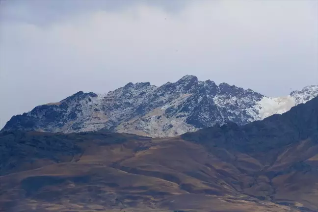 Van'da Erek Dağı'na Kar Yağdı