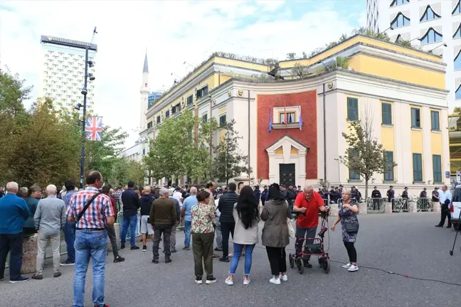 Arnavutluk'ta Yolsuzluk İddialarına Protesto: Belediye Başkanı İstifaya Çağrıldı