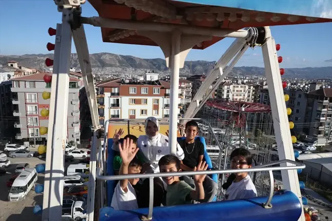 Bakan Göktaş, Depremzede Çocuklarla Lunaparkta Keyifli Anlar Geçirdi