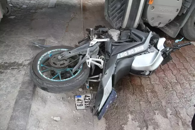 Beyşehir'de Motosiklet ve Tır Çarpıştı: 2 Yaralı