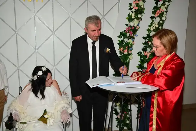 Bedensel Engelli Çift, Bakımevinde Nikah Masasına Oturdu