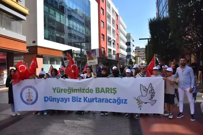 Trabzon'da Dünya Barış Günü Etkinliği: 'Trabzon'un Çocukları Barış için Yürüyor'