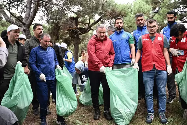 Gençlik ve Spor Bakanı, Dünya Temizlik Günü'nde Aydos Ormanı'nda Çöp Topladı