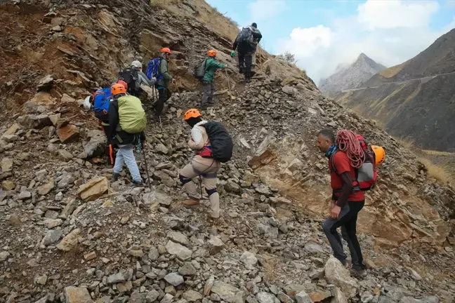 Hakkari'de Dağcılar Sümbül Mağarası'nı Keşfetti