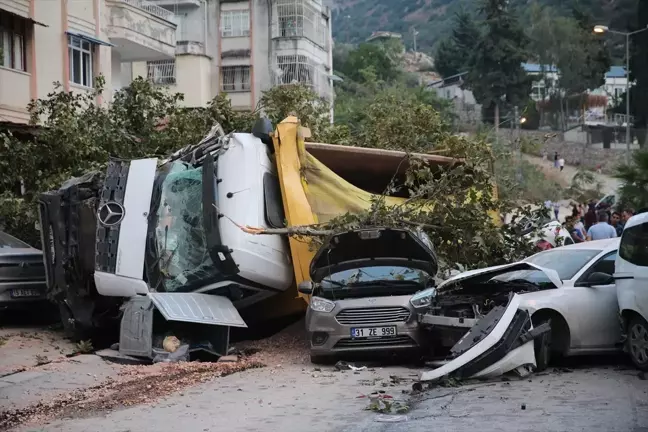 Hatay'da Freni Arızalanan Kamyon 7 Araca Çarptı: 5 Yaralı