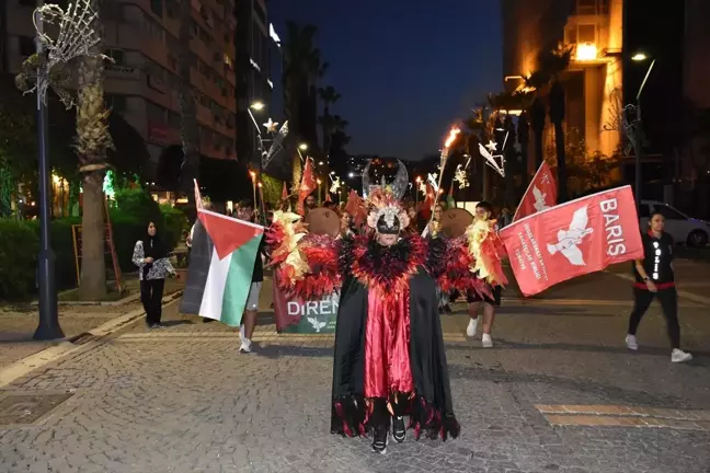 İzmir'de Dünya Barış Günü'nde Filistin'e Destek Yürüyüşü