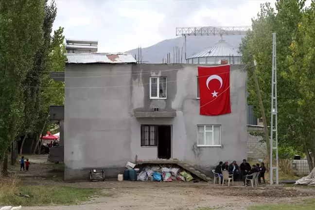 Şehit Piyade Sözleşmeli Er Maşallah Abakay'ın Babaevine Türk Bayrağı Asıldı