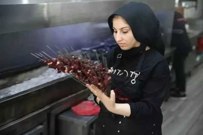 Şanlıurfa'da 18 Yaşındaki Sevgi Avur, Kebap Ustası Babasıyla Beraber Çalışıyor