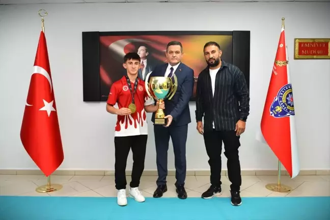 Dünya Kick Boks Şampiyonu Hamza Eren Göksu'dan Emniyet Müdürü'ne Ziyaret