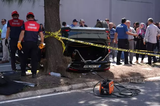 İzmir'de Alt Geçide Düşen Otomobilde 3 Kadın Hayatını Kaybetti