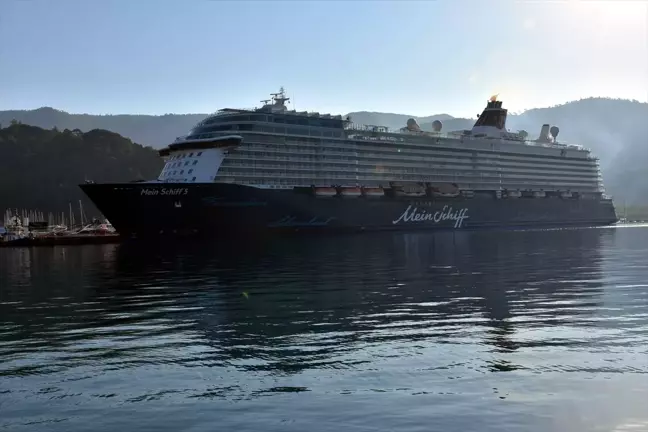 Malta Bayraklı Kruvaziyer 'Mein Schiff 5' Marmaris'e Geldi