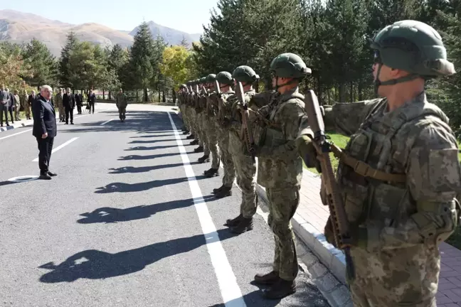 Milli Savunma Bakanı Yaşar Güler Hakkari'de İncelemelerde Bulundu