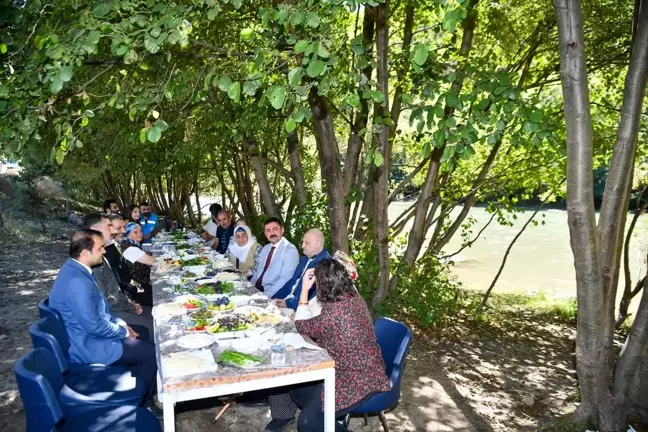 Tunceli'de Yaşlılar İçin Munzur Çayı'nda Kahvaltı Etkinliği Düzenlendi