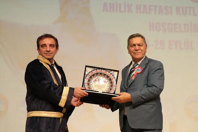 Prof. Dr. Aykut Özdarendeli'ye Ahilik Haftası'nda Kaftan Giydirildi