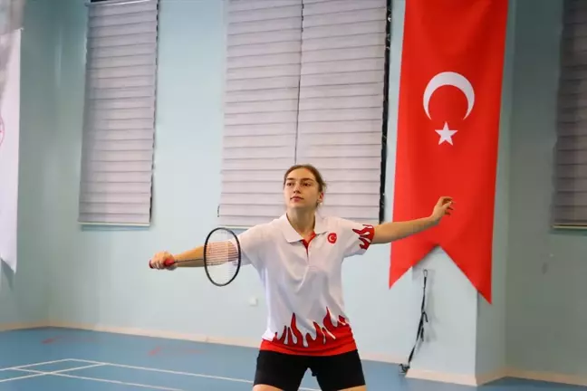 18 Yaşındaki Milli Badmintoncu Sinem Yıldız, Dünya Gençler Şampiyonası'nda Madalya Peşinde