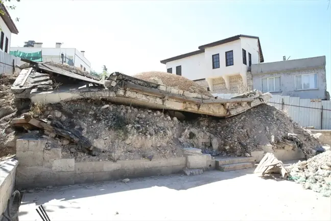 Kahramanmaraş'ta Yıkılan Cami Enkazından Tarihi Top Mermisi Çıkarıldı