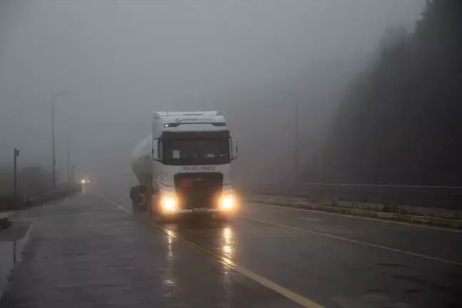 Bolu Dağı Geçişinde Sis ve Sağanak Ulaşımı Olumsuz Etkiliyor