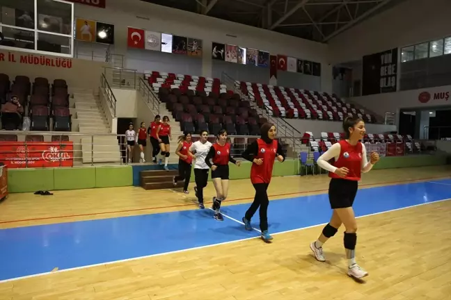 Muşlu Kızlar Voleybolda 1. Lig Hedefiyle Hazırlanıyor