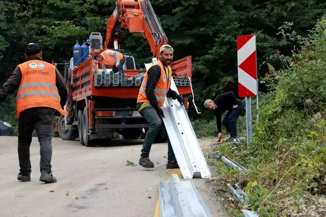 Akyazı'da Okul Yolu Uçurum Kenarı Çelik Bariyerlerle Güvenli Hale Getirildi