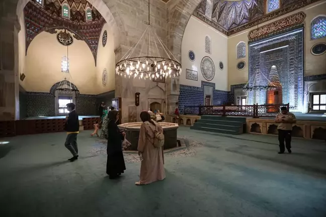 Erkek Turistlerden Gelen Saygı Duruşu: Yeşil Cami'de Etek Giydiler