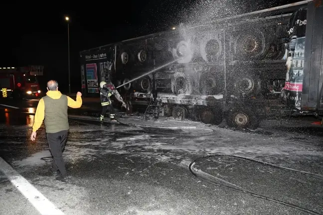 Erzincan'da Seyir Halindeki Tırda Yangın Çıktı