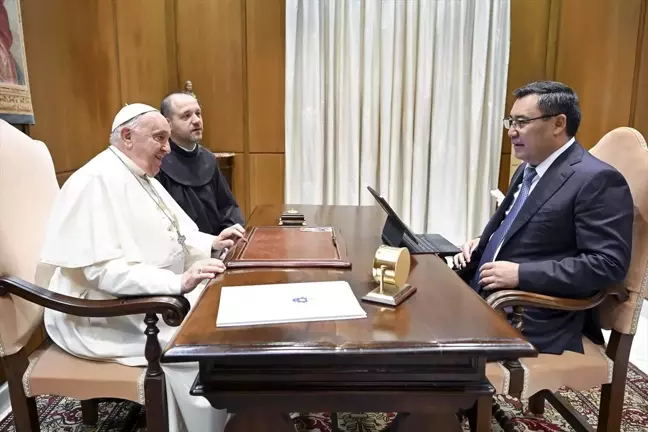 Kırgız Cumhurbaşkanı Caparov, Vatikan'da Papa Franciscus ile Görüştü