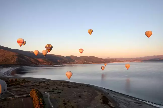 TÜRSAB'ın Turizm Yüzyılı Etkinliği Salda Gölü'nde Sıcak Hava Balonu Uçuşları ile Başladı