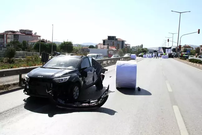 Manisa'da TIR'dan Savrulan Kağıt Bobinleri Otomobile Düştü