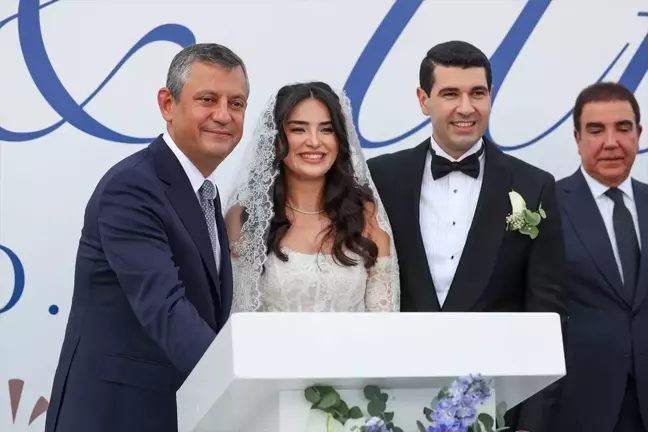 CHP Genel Başkanı Özgür Özel, Çiftin Nikah Şahitliğini Yaptı