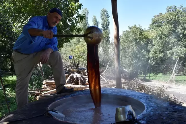 Hizan'da Geleneksel Yöntemlerle Üzüm Pekmezi Üretimi Devam Ediyor