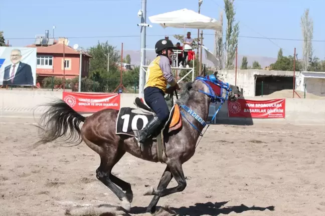 50 Yaşında Ciritte Gençlere Taş Çıkartan Sporcu