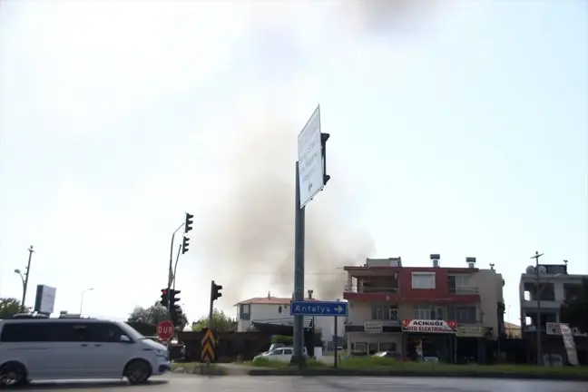 Antalya'da Hurdalıkta Çıkan Yangın Kontrol Altına Alındı