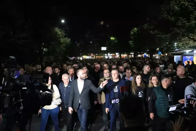 Arnavutluk'ta Hükümet Karşıtı Protesto: 10 Polis Yaralandı