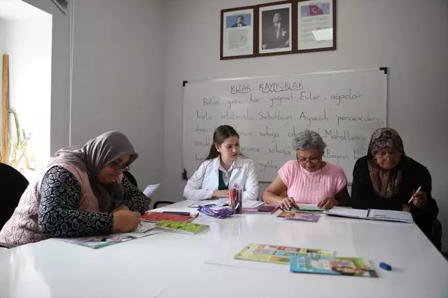 Kayseri'de Kadınlar Okuma Yazma Kursuyla Hayatlarını Değiştiriyor