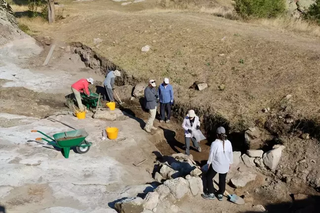 Eskişehir'deki Midas Kale Kazılarında Friglere Ait Fırın ve Ocaklar Bulundu