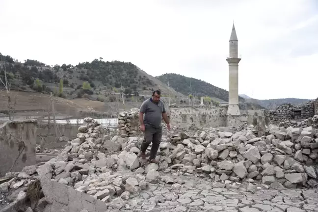 Pusat Köyü Su Altından Çekilen Sularla Yeniden Gün Yüzüne Çıktı