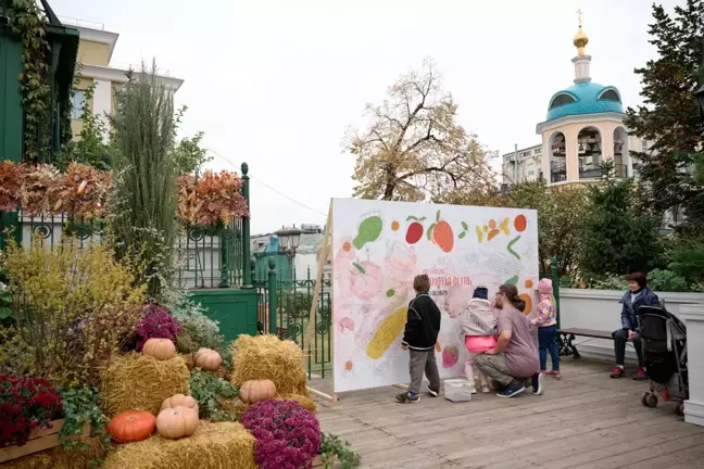 Moskova'da 'Altın Sonbahar' Festivali Renkli Görüntülerle Devam Ediyor