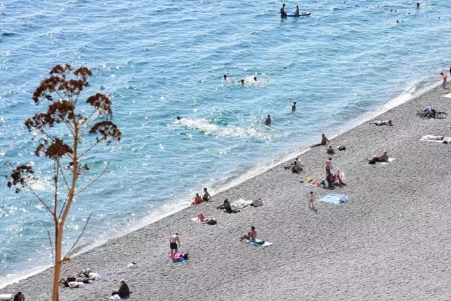 Antalya'da Güneşli Hava Tatilcileri Sahillere Çekti