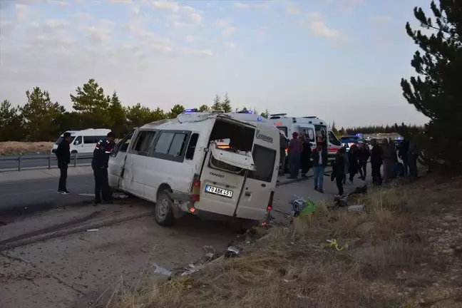 Karaman'da Tarım İşçilerini Taşıyan Servis Devrildi: 2 Ölü, 13 Yaralı