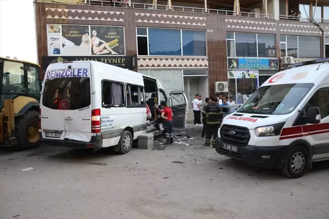 İskenderun'da Freni Arızalanan İş Makinesi 7 Araca Çarptı: 8 Yaralı