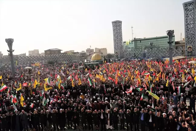 İran'da General Abbas Nilfuruşan İçin Cenaze Töreni Düzenlendi