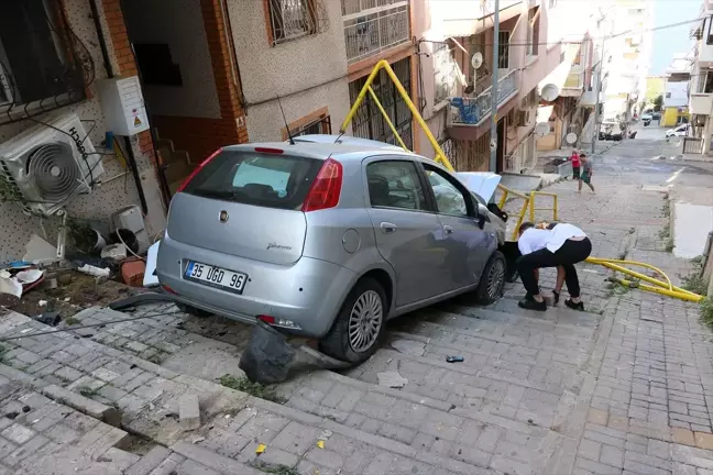 İzmir'de Kontrolden Çıkan Otomobil Park Halindeki Araçla Çarpıştı