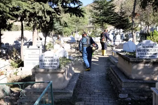 Tokat'ta Mezarlıklarda Temizlik ve Bakım Çalışmaları Devam Ediyor