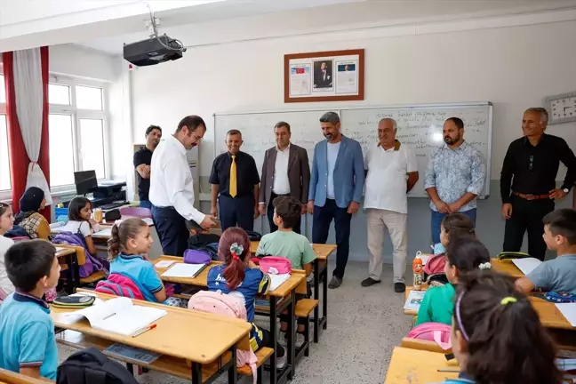 Kumluca Ticaret Borsası'ndan İhtiyaç Sahibi Öğrencilere Ayakkabı Yardımı