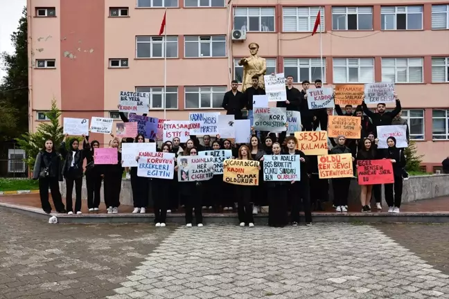 OMÜ Öğrencileri Kadına Şiddete Dikkat Çekmek İçin Yürüdü